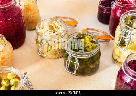 Fermentation du chou, chou blanc avec carottes et poivrons doux, chou rouge avec oignons, brocoli et choux de Bruxelles et chou-fleur, choucroute Banque D'Images