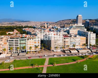 Vue panoramique aérienne du parc Izmir Kordon. Izmir est une ville métropolitaine sur la côte ouest de l'Anatolie et capitale de la province d'Izmir en Turquie. Banque D'Images