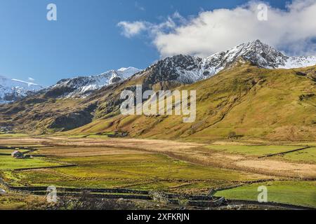 Vue vers l'ouest à travers le Nant Ffrancon valley avec Foel Goch à droite et y Garn sur la gauche, le parc national de Snowdonia, le Nord du Pays de Galles, Royaume-Uni, mars. Banque D'Images