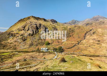 Pipeline from Llyn Lltdaw Reservoir on Mount Snowdon bringing water to the hydro-electric power station shown in the River Glaslyn Valley below with t Banque D'Images