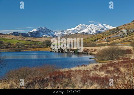 Snowdon Mountain range vu de l'ouest à travers Llynnau Mymbyr près de Capel Curig, Parc National de Snowdonia, le Nord du Pays de Galles, Royaume-Uni, mars. Banque D'Images