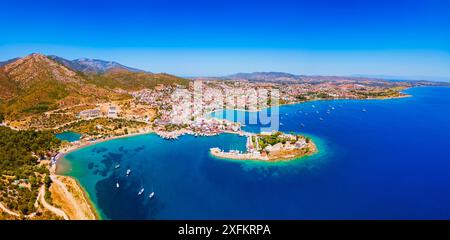 Vue panoramique aérienne de la plage de la ville de Datca et de la marina. Datca est une station balnéaire près de la ville de Marmaris dans la province de Mugla, en Turquie. Banque D'Images