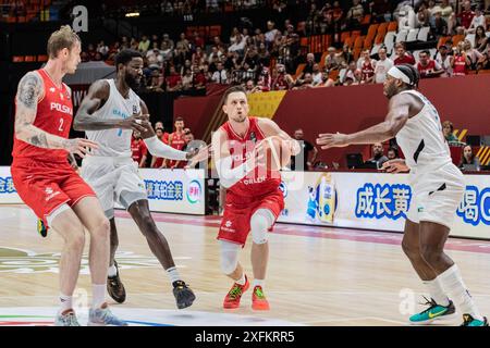 Buddy Hield (R) des Bahamas et Mateusz Ponitka (C) de Pologne en action lors du match du tournoi de qualification olympique entre les Bahamas et la Pologne au Pabellon Fuente de San Luis. Score final : Bahamas 90-81 Pologne. (Photo de Nicholas Muller / SOPA images/SIPA USA) Banque D'Images