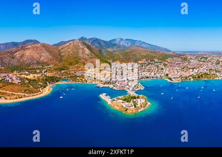 Vue panoramique aérienne de la plage de la ville de Datca et de la marina. Datca est une station balnéaire près de la ville de Marmaris dans la province de Mugla, en Turquie. Banque D'Images