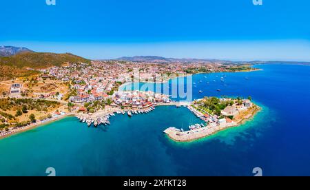 Vue panoramique aérienne de la plage de la ville de Datca et de la marina. Datca est une station balnéaire près de la ville de Marmaris dans la province de Mugla, en Turquie. Banque D'Images