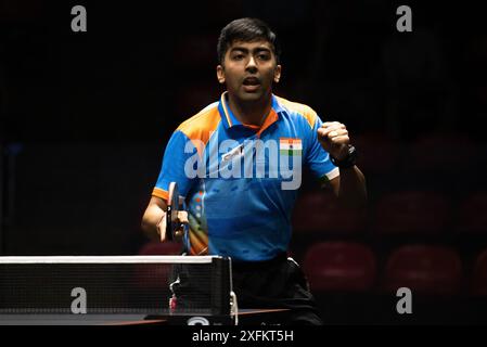 Bangkok, Thaïlande. 04 juillet 2024. Harmeet Desai, de l'Inde, joue contre Feng Yi-Hsin, du Taipei chinois (non illustré) lors du match de tennis de table masculin de 64 dans le concours World Tennis Star Bangkok 2024 au stade Huamark Indoor. Feng Yi-Hsin a gagné Harmeet Desai 3-2 (7:11, 11:8, 11:8, 7:11, 10:12) crédit : SOPA images Limited/Alamy Live News Banque D'Images