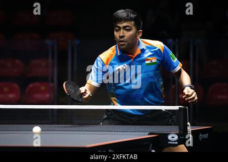 Bangkok, Thaïlande. 04 juillet 2024. Harmeet Desai, de l'Inde, joue contre Feng Yi-Hsin, du Taipei chinois (non illustré) lors du match de tennis de table masculin de 64 dans le concours World Tennis Star Bangkok 2024 au stade Huamark Indoor. Feng Yi-Hsin a gagné Harmeet Desai 3-2 (7:11, 11:8, 11:8, 7:11, 10:12) crédit : SOPA images Limited/Alamy Live News Banque D'Images
