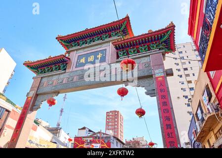 Arc chinois vu d'en bas. Multicolore et très grand, il fonctionne comme un cadre à la rue et les bâtiments derrière. Il y a une variation de differen Banque D'Images