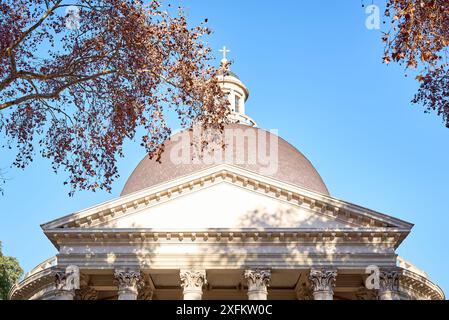 Vue rapprochée de la pièce frontis et des colonnes d'une église chrétienne dans le style grec classique avec des chapiteaux corinthiens et une lanterne avec de grandes fenêtres, c Banque D'Images