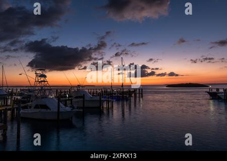 Lever de soleil à la marina, au Sud Bimini, Bahamas. Le Bahamas National Sanctuaire de requins, à l'ouest de l'océan Atlantique. Banque D'Images