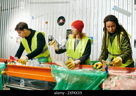 Un groupe de jeunes volontaires éco-responsables portant des gilets et des gants jaunes, triant les ordures ensemble. Banque D'Images