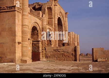 Ancien temple assyrien à Hatra (al-Hadr), au nord de l'Irak, IIe siècle av. J.-C. Iraq. En 2014, Hatra a été repris par des militants de l'État islamique et une grande partie du site a été détruite en 2015. Prise en 1980. Banque D'Images