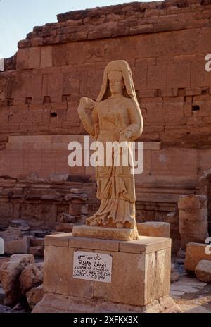 Ancienne statue assyrienne de la déesse Shahiro dans le temple de Shamash – esprit du soleil. À partir du IIe siècle av. J.-C. dans le temple de Hatra (al-Hadr) nord de l'Irak. En 2014, Hatra a été repris par des militants de l'État islamique et une grande partie du site a été détruite en 2015. Banque D'Images