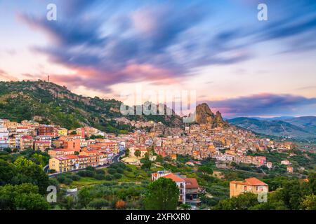 Gagliano Castelferrato, Sicile, Italie au crépuscule. Banque D'Images