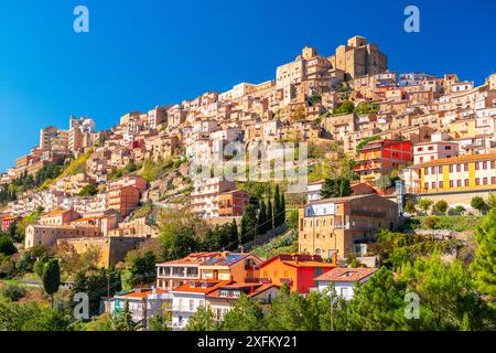 Troina, Sicile, Italie paysage urbain au sommet d'une colline au-dessus des arbres. Banque D'Images