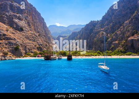 Bateaux touristiques près de la plage des papillons, village d'Oludeniz dans le district de Fethiye en Turquie Banque D'Images