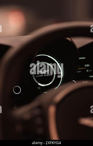 Gros plan sur le groupe d'instruments Aston Martin Vantage, intérieur de voiture de sport de luxe, image haute résolution Banque D'Images