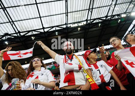 Fans géorgiens vus lors de l'UEFA Euro 2024 Round of 16 match entre les équipes nationales d'Espagne et de Géorgie au RheinEnergieStadion, Cologne, Allemagne (MACI Banque D'Images