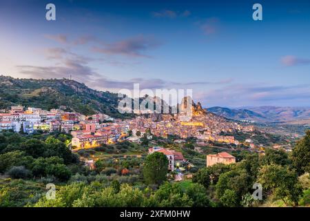 Gagliano Castelferrato, Sicile, Italie au crépuscule. Banque D'Images