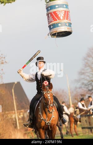 Cavalier costumé participant à Tondeslagning, dans les rues du magasin Magleby, Danemark. Tondeslagning est une tradition ancienne qui consiste à apporter de bonnes récoltes en brisant un tonneau qui est censé contenir le diable. Février 2016. Banque D'Images