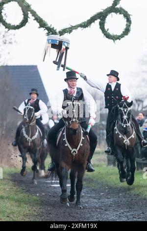 Cavalier costumé participant à Tondeslagning, dans les rues du magasin Magleby, Danemark. Tondeslagning est une tradition ancienne qui consiste à apporter de bonnes récoltes en brisant un tonneau qui est censé contenir le diable. Février 2016. Banque D'Images