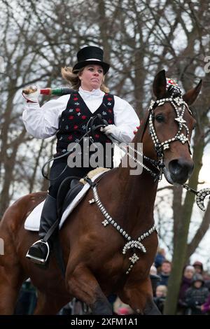 Cavalier costumé participant à Tondeslagning, dans les rues du magasin Magleby, Danemark. Tondeslagning est une tradition ancienne qui consiste à apporter de bonnes récoltes en brisant un tonneau qui est censé contenir le diable. Février 2016. Banque D'Images