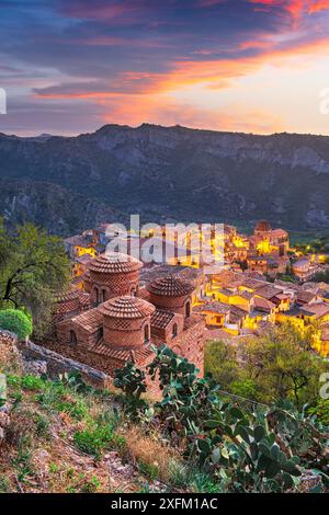 Stilo, Italie avec l'église byzantine au crépuscule. Banque D'Images