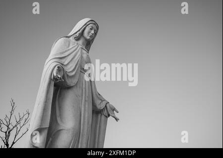 Statue de la Reine de la paix dans une communauté de Medjugorje, Bosnie-Herzégovine. Banque D'Images