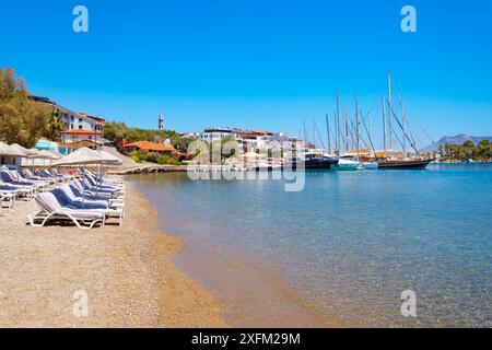 Vue panoramique aérienne de la plage de la ville de Datca et de la marina. Datca est une ville près de la ville de Marmaris dans la province de Mugla, en Turquie. Banque D'Images