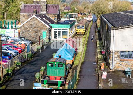 Vue vers le bas sur la gare de Great Torrington, Tarka Railway, location de vélos et Tarka Trail de Rolle Bridge, la principale A386 à Bideford. #3 Banque D'Images