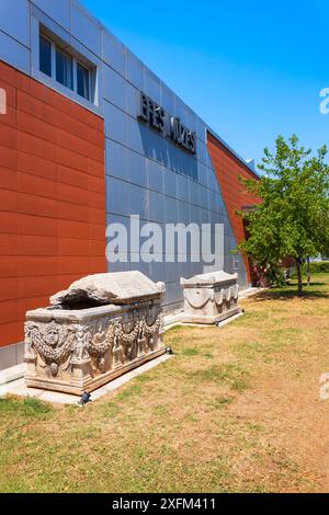 Efes Muzesi signifie Musée Ephèse est un musée archéologique. Ephèse est une ancienne ville grecque dans la ville moderne Selcuk dans la province d'Izmir en Turquie. Banque D'Images