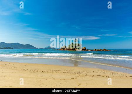 Petit îlot rocheux sur la plage de Bonete à Ilhabela sur la côte de Sao Paulo Banque D'Images