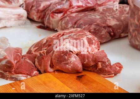 La viande de porc crue est préparée pour la mariner avant de la griller au barbecue Banque D'Images