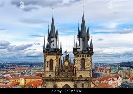 Tours de la mère de Dieu devant l'église Tyn, place de la vieille ville, Prague, Bohême, République tchèque Banque D'Images