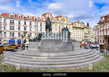 Mémorial au théologien et philosophe du 15ème siècle Jan Hus, place de la vieille ville lors d'un festival populaire, Prague, Bohême, République tchèque Banque D'Images