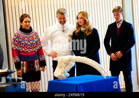 Groenland, Danemark. 04 juillet 2024. Le roi Frederick X et la reine Mary arrivent à Nuuk au Groenland, le jeudi 4 juillet 2024. Le couple royal visite officiellement le Groenland du 29 juin au 6 juillet 2024. La visite commence dans la baie de Disko et le couple royal voyage ensuite avec Dannebrog vers le sud le long de la côte ouest du Groenland. (Photo : IDA Marie Odgaard/Scanpix 2024) crédit : Ritzau/Alamy Live News Banque D'Images