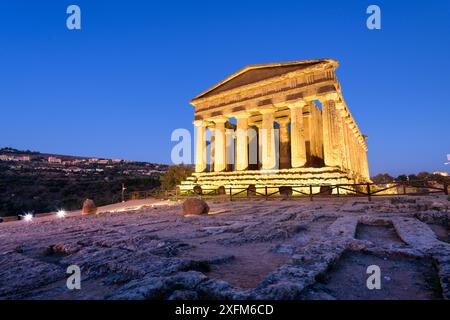 Temple de Concordia à Agrigento, Sicile, Italie au crépuscule. Banque D'Images