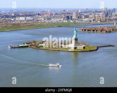 Vue aérienne de Liberty Island et de la statue de la liberté avec New York en arrière-plan et croiseur touristique sur le fleuve Hudson. 20 avril 2007 Banque D'Images