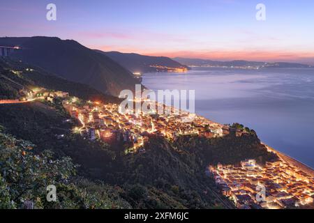 Bagnara Calabra, Italie vue sur la mer Tyrrhénienne au coucher du soleil. Banque D'Images