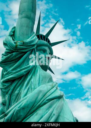 Regardant la Statue de la liberté dans un ciel bleu. Un chef-d'œuvre de l'esprit humain. New York USA 1er mai 2009. Banque D'Images