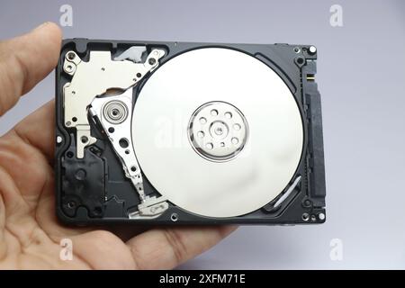 Disques durs ou HDD utilisés dans les ordinateurs avec leur capot retiré pour montrer les composants internes. Fonctionnement interne des disques durs Banque D'Images