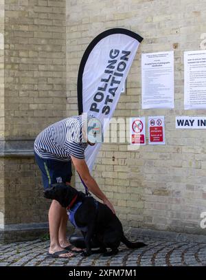 Brentwood Essex, Royaume-Uni. 4 juillet 2024. Chiens devant la station de sondage Brentwood crédit : Richard Lincoln/Alamy Live News Banque D'Images