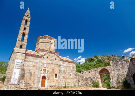 L'église historique de Saint Spyridon à Kardamyli, en Grèce, une structure en pierre de l'époque vénitienne avec son toit en tuiles rouges et des détails architecturaux complexes Banque D'Images