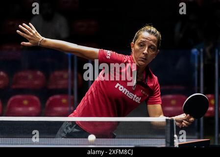 Bangkok, Thaïlande. 04 juillet 2024. Elizabeta Samara, de Roumanie, joue contre Andreea Dragoman, de Roumanie (non représentée sur la photo) lors de la ronde unique de tennis de table féminine de 64 dans le concours mondial de tennis de table Star Bangkok 2024 au stade Huamark Indoor. Elizabeta Samara sur Andreea Dragoman 3-1 (11:5, 3:11, 11:8, 11:1,) crédit : SOPA images Limited/Alamy Live News Banque D'Images