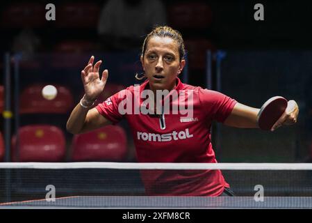 Bangkok, Thaïlande. 04 juillet 2024. Elizabeta Samara, de Roumanie, joue contre Andreea Dragoman, de Roumanie (non représentée sur la photo) lors de la ronde unique de tennis de table féminine de 64 dans le concours mondial de tennis de table Star Bangkok 2024 au stade Huamark Indoor. Elizabeta Samara sur Andreea Dragoman 3-1 (11:5, 3:11, 11:8, 11:1,) crédit : SOPA images Limited/Alamy Live News Banque D'Images