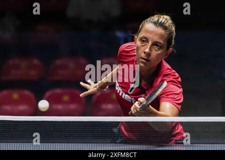 Bangkok, Thaïlande. 04 juillet 2024. Elizabeta Samara, de Roumanie, joue contre Andreea Dragoman, de Roumanie (non représentée sur la photo) lors de la ronde unique de tennis de table féminine de 64 dans le concours mondial de tennis de table Star Bangkok 2024 au stade Huamark Indoor. Elizabeta Samara sur Andreea Dragoman 3-1 (11:5, 3:11, 11:8, 11:1,) crédit : SOPA images Limited/Alamy Live News Banque D'Images