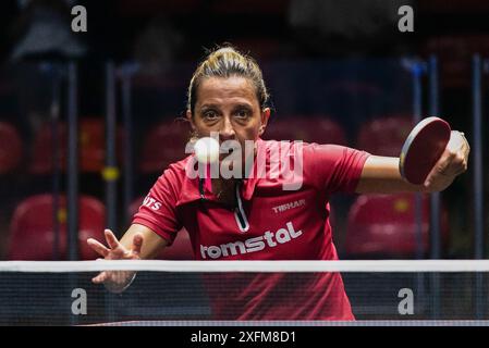 Bangkok, Thaïlande. 04 juillet 2024. Elizabeta Samara, de Roumanie, joue contre Andreea Dragoman, de Roumanie (non représentée sur la photo) lors de la ronde unique de tennis de table féminine de 64 dans le concours mondial de tennis de table Star Bangkok 2024 au stade Huamark Indoor. Elizabeta Samara sur Andreea Dragoman 3-1 (11:5, 3:11, 11:8, 11:1,) crédit : SOPA images Limited/Alamy Live News Banque D'Images