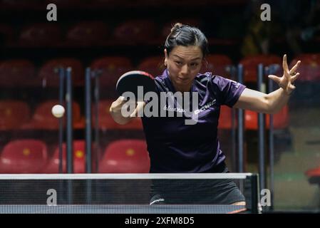 Bangkok, Thaïlande. 04 juillet 2024. Yuan Wan, d'Allemagne, joue contre Lee Eunhye, de Corée du Sud (non représenté) lors de la ronde unique de tennis de table féminine de 64 dans le concours World table Tennis Star Bangkok 2024 au stade Huamark Indoor Stadium. Yuan Wan over Lee Eunhye 3-1 (6:11, 11:4, 11:8, 11:8, 11:8,) crédit : SOPA images Limited/Alamy Live News Banque D'Images