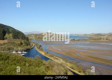 Aperçu de l'Crinan canal et l'estuaire de la rivière Ajouter qui se jettent dans le Loch Crinan, Argyll, Scotland, UK, mai 2016. Banque D'Images