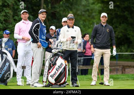 04 juillet 2024, Bavière, München/Eichenried : Golf : BMW International Open, 1er tour, les pros allemands Marcel Siem (g-d), Bernhard Langer et Martin Kaymer sont sur le parcours. Photo : Christian Kolbert/Kolbert-Press/dpa Banque D'Images